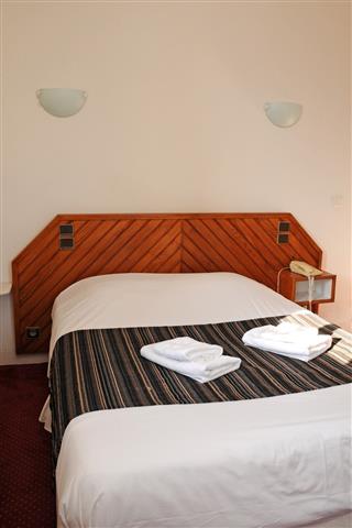 Tarifs chambre et demi pension de l'Hôtel restaurant La Taverne des deux Augustins, hôtel 2 étoiles, hôtel de charme, restaurant traditionnel, brasserie, hôtel bord de mer à Etretat, Seine Maritime, Normandie