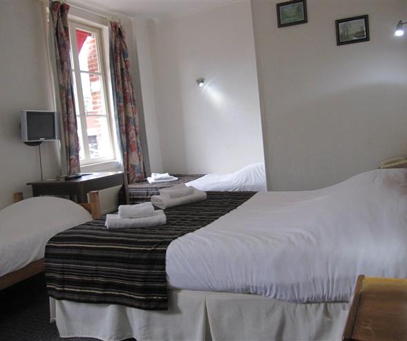 Chambre Triple à l'Hôtel restaurant La Taverne des deux Augustins, hôtel 2 étoiles, hôtel de charme, restaurant traditionnel, brasserie, hôtel bord de mer à Etretat, Seine Maritime, Normandie