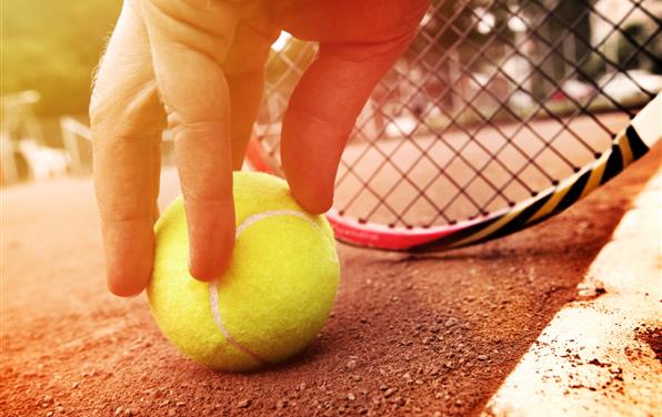 Tennis Club Etretat près de l'Hôtel restaurant La Taverne des deux Augustins, hôtel 2 étoiles, hôtel de charme, restaurant traditionnel, brasserie, hôtel bord de mer à Etretat, Seine Maritime, Normandie
