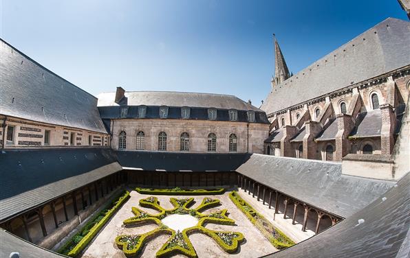 Abbaye de Montivilliers près de l'Hôtel restaurant La Taverne des deux Augustins, hôtel 2 étoiles, hôtel de charme, restaurant traditionnel, brasserie, hôtel bord de mer à Etretat, Seine Maritime, Normandie