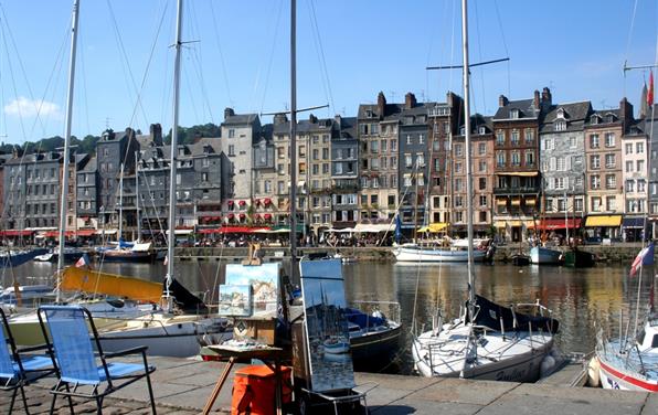 Honfleur près de l'Hôtel restaurant La Taverne des deux Augustins, hôtel 2 étoiles, hôtel de charme, restaurant traditionnel, brasserie, hôtel bord de mer à Etretat, Seine Maritime, Normandie