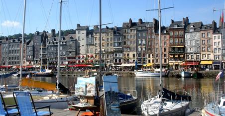 Honfleur près de l'Hôtel restaurant La Taverne des deux Augustins, hôtel 2 étoiles, hôtel de charme, restaurant traditionnel, brasserie, hôtel bord de mer à Etretat, Seine Maritime, Normandie