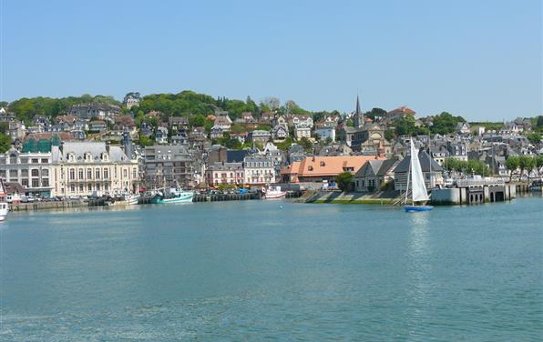 Trouville près de l'Hôtel restaurant La Taverne des deux Augustins, hôtel 2 étoiles, hôtel de charme, restaurant traditionnel, brasserie, hôtel bord de mer à Etretat, Seine Maritime, Normandie